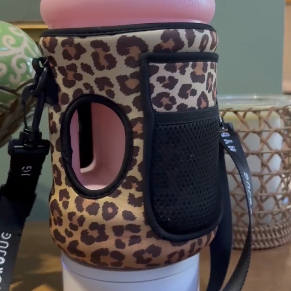 HydroJug Pink water Bottle with straw Leopard
Adjustable Carrying Strap Sleeve - Picture 6 of 16